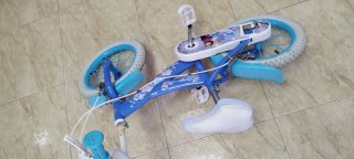 Bicicleta infantil azul con ruedas blancas
