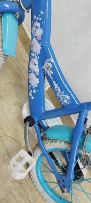 Bicicleta infantil azul con ruedas blancas