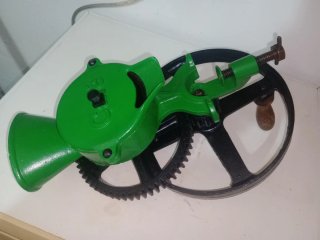 Antiguo molinillo verde con engranaje