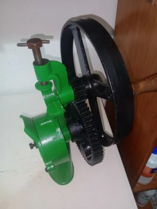 Antiguo molinillo verde con engranaje
