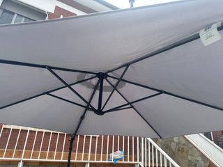 Sombrilla de tela y metal gris. 1 mes de uso