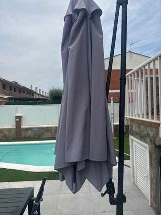 Sombrilla de tela y metal gris. 1 mes de uso