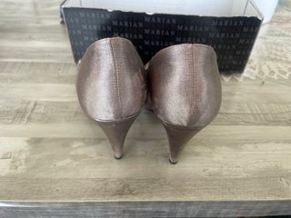 Zapatos de vestir Marian tacón flor