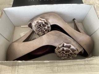 Zapatos de vestir Marian tacón flor