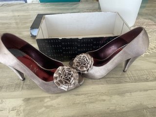 Zapatos de vestir Marian tacón flor