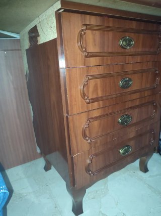 Mueble de madera con 4 cajones