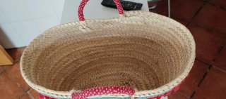 Cesta de mimbre personalizada.