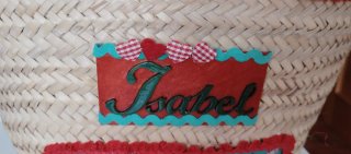 Cesta de mimbre personalizada.