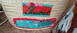Cesta de mimbre personalizada.