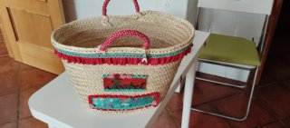 Cesta de mimbre personalizada.