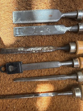 Herramientas de carpintería: formones y cepillo
