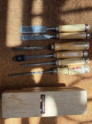 Herramientas de carpintería: formones y cepillo