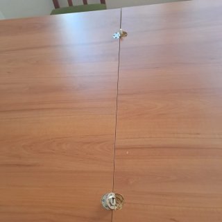 Comedor 4 sillas madera tiene un pequeño detalle