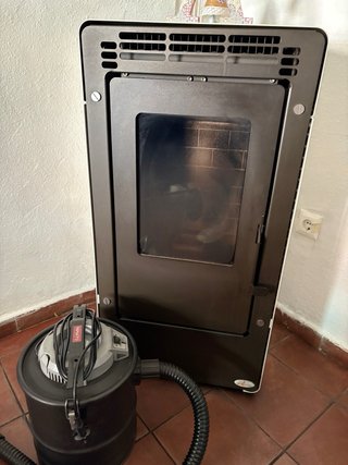 Estufa de pellets+5sacos+aspirador y 4m de tubo.