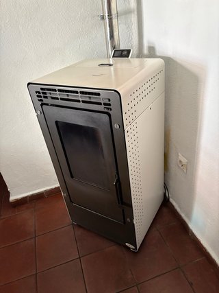 Estufa de pellets+5sacos+aspirador y 4m de tubo.