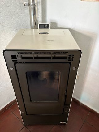 Estufa de pellets+5sacos+aspirador y 4m de tubo.