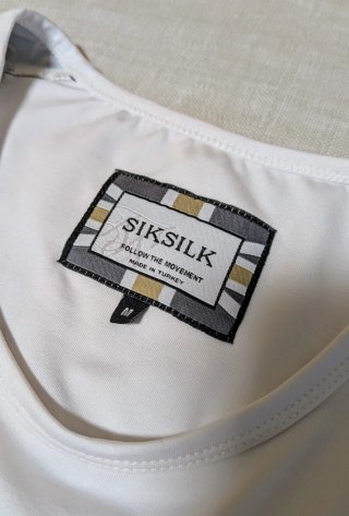 Camiseta SikSilk Blanca Talla M Bordado Dorado