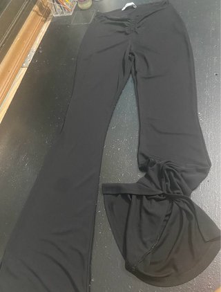 Pantalón campana negro con fruncido