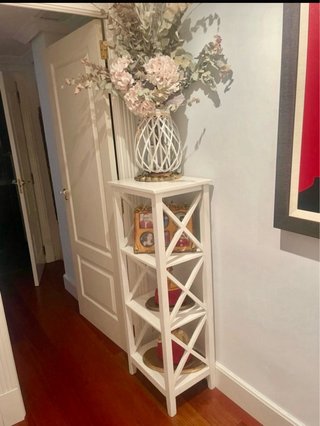 Estantería de madera blanca y dorada