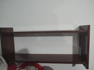 Estantería de madera marrón