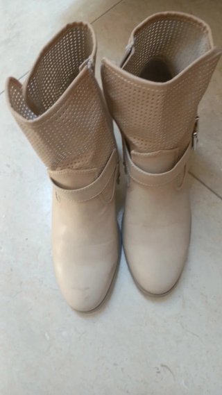 Stivaletti donna beige traforati con fibbia
