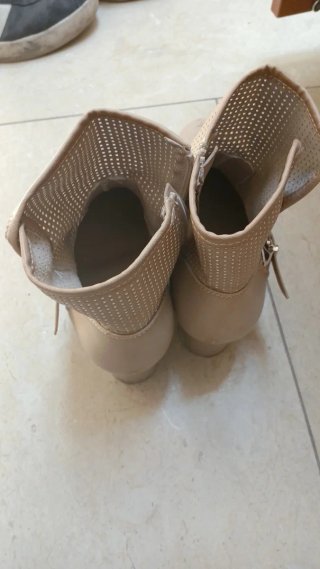 Stivaletti donna beige traforati con fibbia