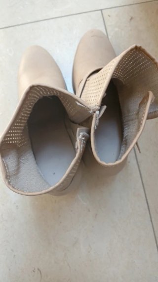 Stivaletti donna beige traforati con fibbia