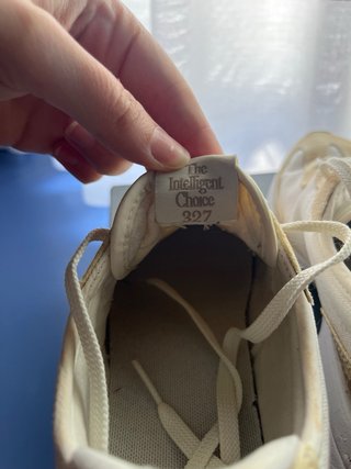 Zapatillas New Balance Beige y Blancas