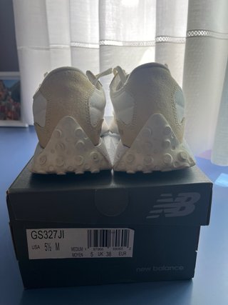 Zapatillas New Balance Beige y Blancas