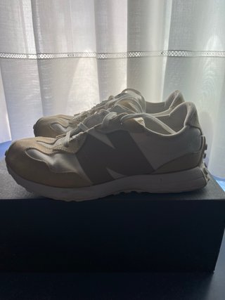 Zapatillas New Balance Beige y Blancas