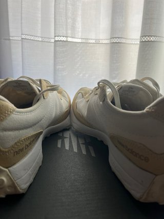 Zapatillas New Balance Beige y Blancas