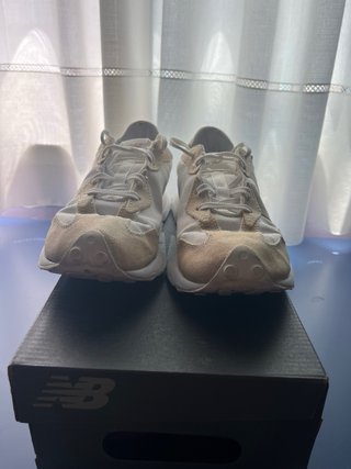 Zapatillas New Balance Beige y Blancas