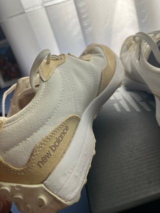 Zapatillas New Balance Beige y Blancas