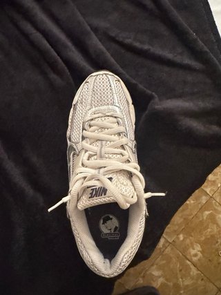 Nike Vomero 5 Plata/Blanco ( utilizado como nuevo