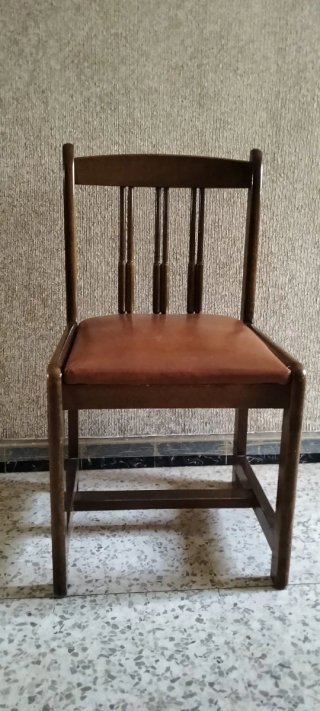 Seis sillas de madera con asiento de piel