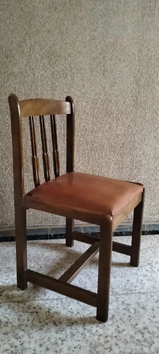 Seis sillas de madera con asiento de piel