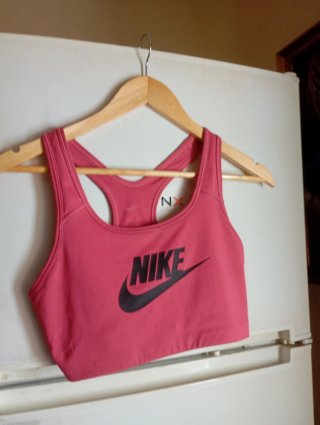 Top deportivo Nike rosa