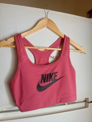 Top deportivo Nike rosa