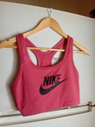 Top deportivo Nike rosa