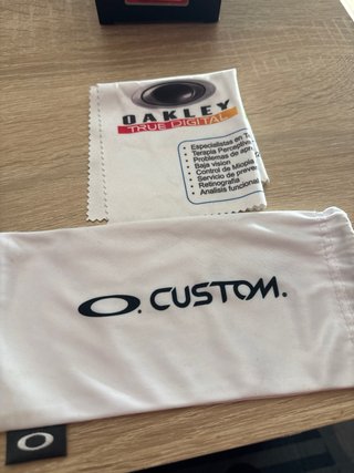 Gafas de Sol Oakley Clifden Negras Rojas