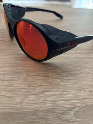 Gafas de Sol Oakley Clifden Negras Rojas