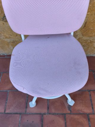 Silla de escritorio IKEA rosa y blanca