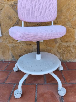 Silla de escritorio IKEA rosa y blanca