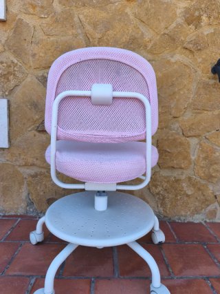 Silla de escritorio IKEA rosa y blanca
