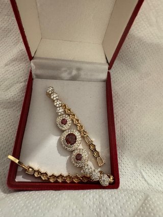 Elegante Pulsera Acero Dorado con Cristales Rojas