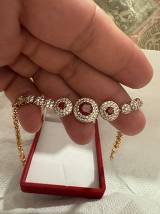 Elegante Pulsera Acero Dorado con Cristales Rojas