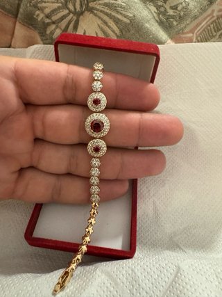 Elegante Pulsera Acero Dorado con Cristales Rojas