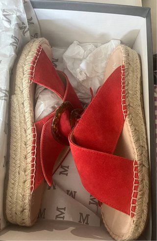 Sandalias planas rojas con hebilla