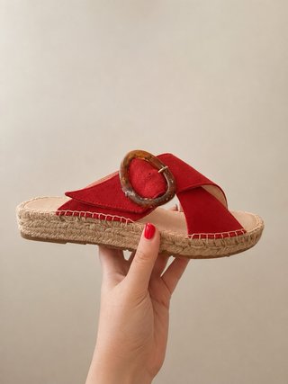 Sandalias planas rojas con hebilla