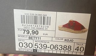 Sandalias planas rojas con hebilla